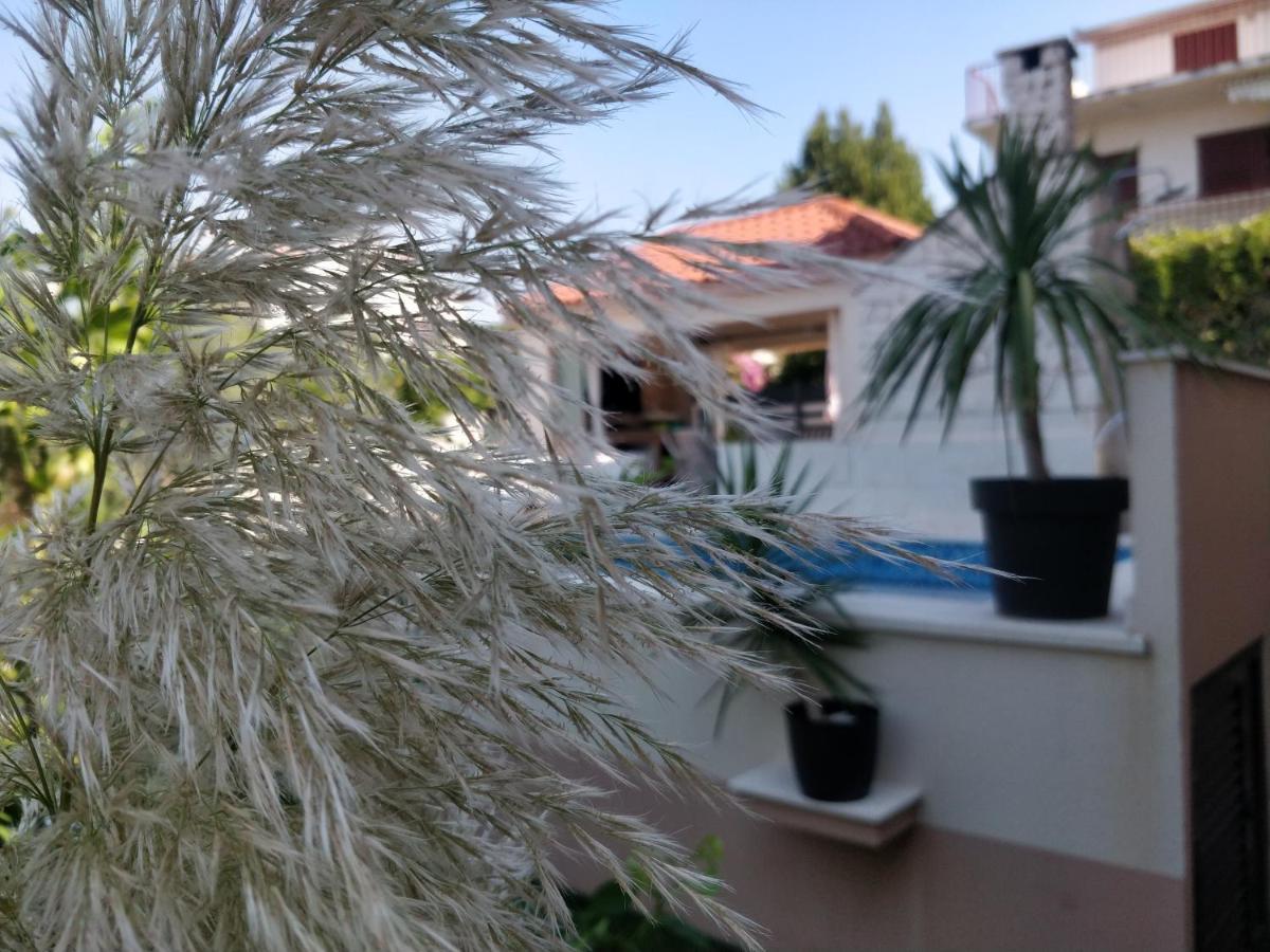 Apartments Villa A - Heating Pool Трогир Екстериор снимка